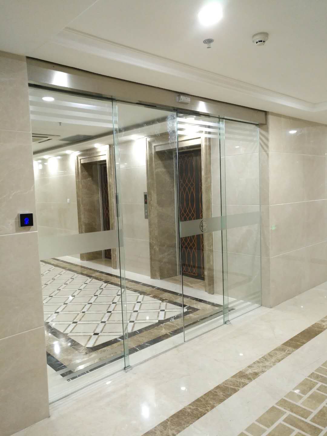 自動(dòng)感應(yīng)門在下雨天使用時(shí)一定要斷電!